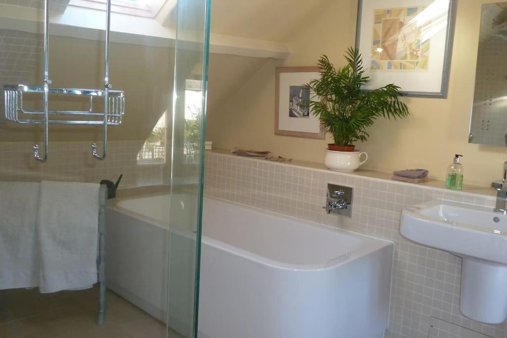 No. 27'S Self-Catering Flat For A Memorable Break. Apartman Bridport Kültér fotó
